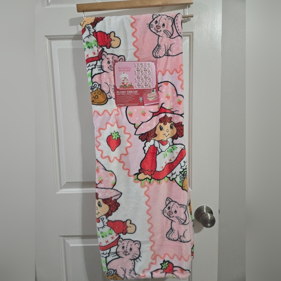 Strawberry Shortcake Fleece Blanket Plush Throw 50x70" - Picture 2 of 6